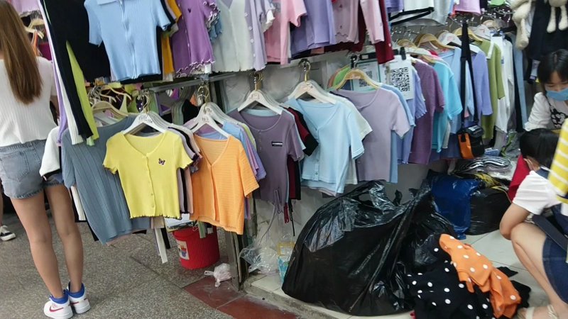 日用百货真的包含服装吗？今天就来揭开这个谜团。